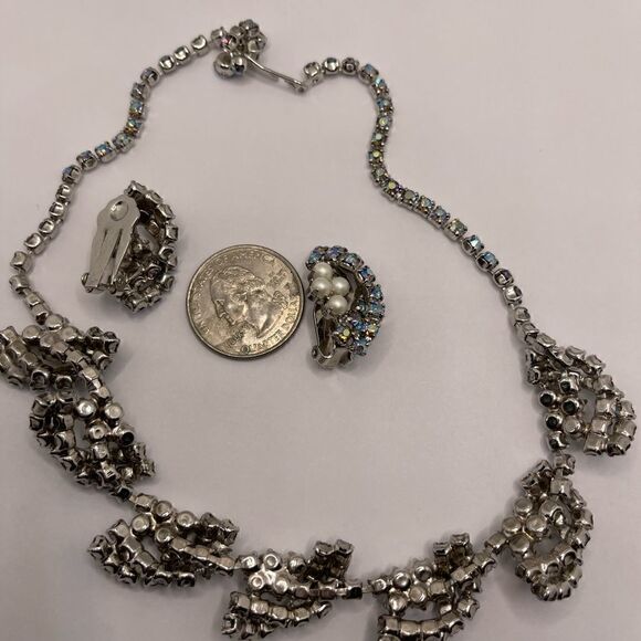 Vintage set aurora borealis and faux pearls necklace earrings - Picture 5 of 9